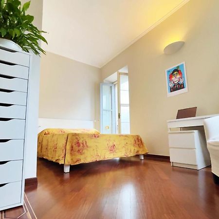 Chic 1Bdr With Shared Terrace Steps From Duomo By Rentopolis Milánó Kültér fotó