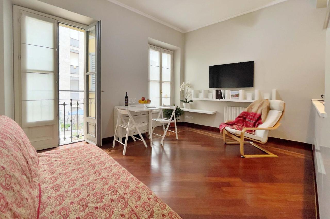Chic 1Bdr With Shared Terrace Steps From Duomo By Rentopolis Milánó Kültér fotó